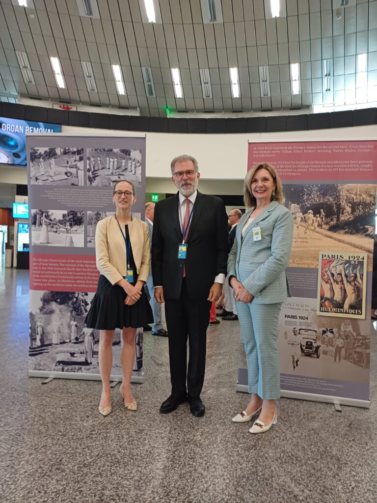 La Representante Permanente de Francia, Sra Delphine Hournau-Pouëzat, el  Excelentísimo Embajador de Grecia en Austria  Sr George Iliopoulos y la Directora General de Diplomacia Pública del Ministerio de Asuntos Exteriores de Grecia, Excelentísima Embajadora Sra. Katerina Koika,