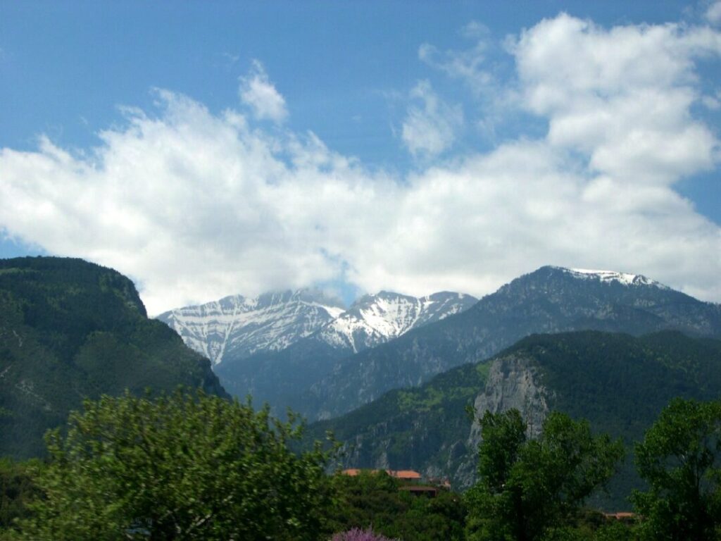 Vista del Monte Olimpo desde  Litochoro (por Salonica84 vía Wikimedia Commons)