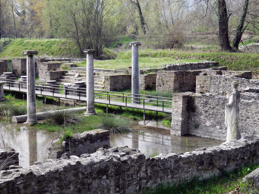 Santuario de Isis en el Parque Arqueológico de Díon (por Carole Raddato vía Flickr)