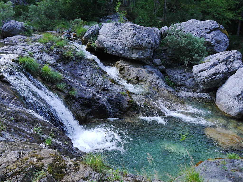 Pequeñas cascadas en el desfiladero de Enipeas, cerca del monasterio (por EleKal vía Wikimedia Commons)
